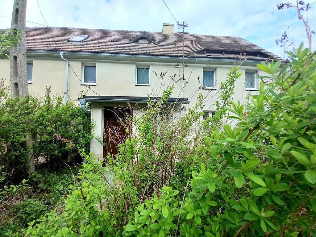 Dom do remontu w Krainie Wygasłych Wulkanów.