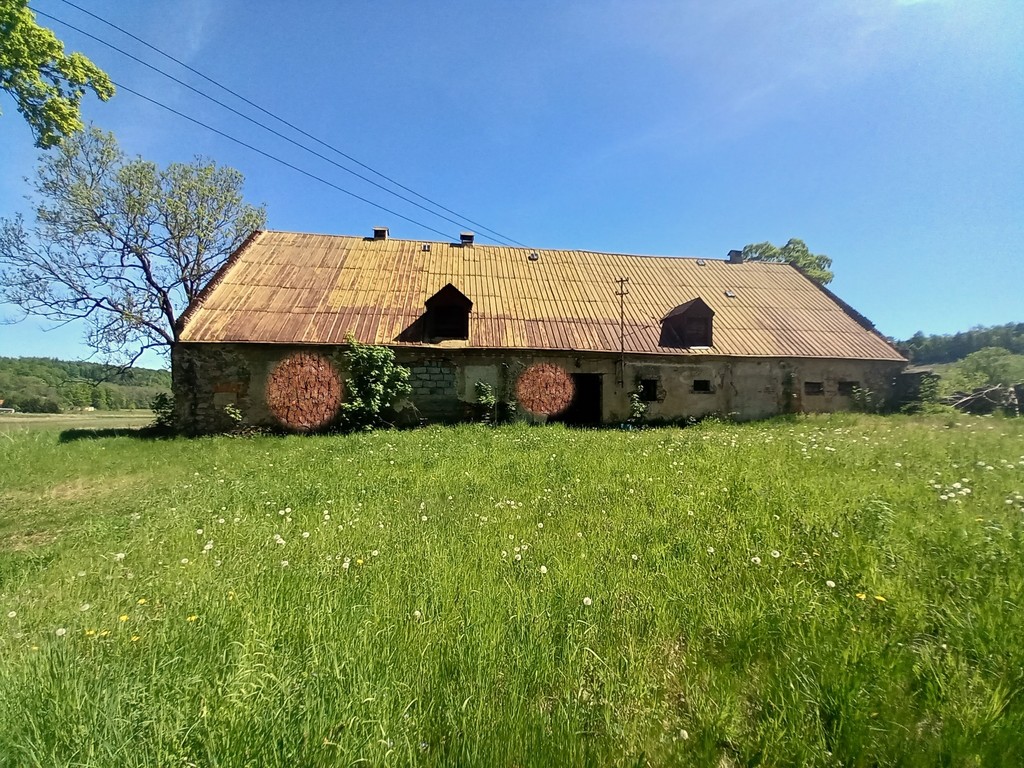 Stary kamienny dom na wsi u podnóża Karkonoszy