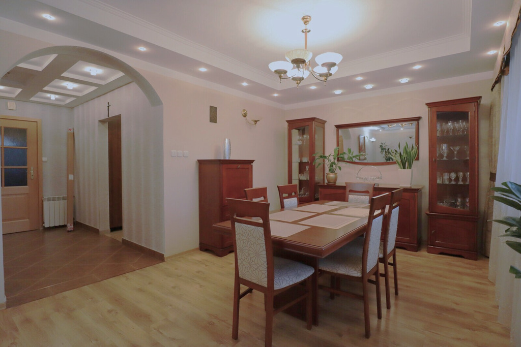 Dom z ogrodem, tarasem i garażem