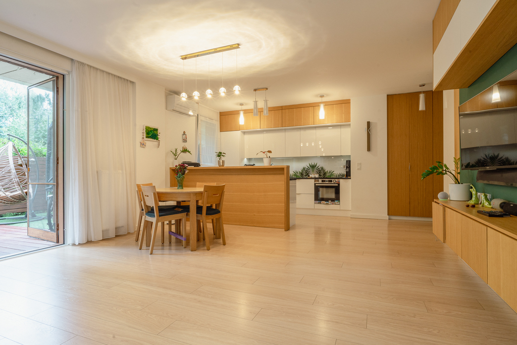 5 pok z ogródkiem 175m², 2m parkingowe, komórka