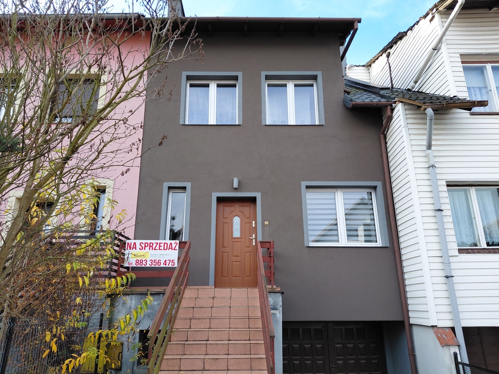 Dom w zabudowie szeregowej na spokojnym osiedlu