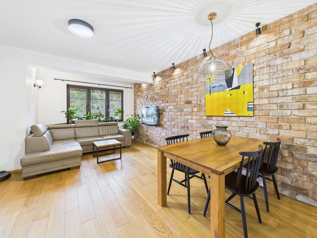 3 pokoje - 1 piętro - balkon - piwnica - garaż