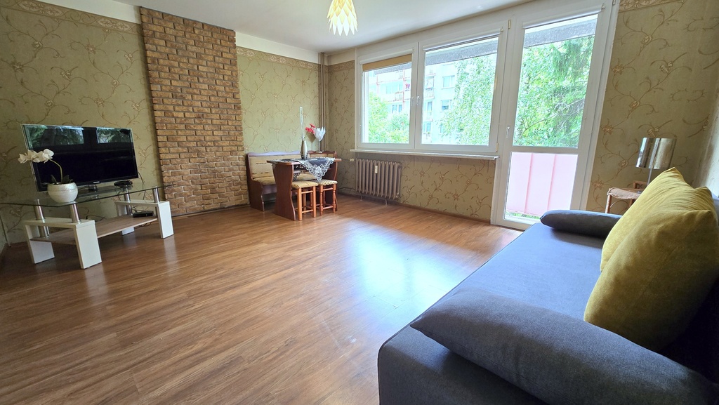 Rozkładowe M3 Iwaszkiewicza w otoczeniu zieleni