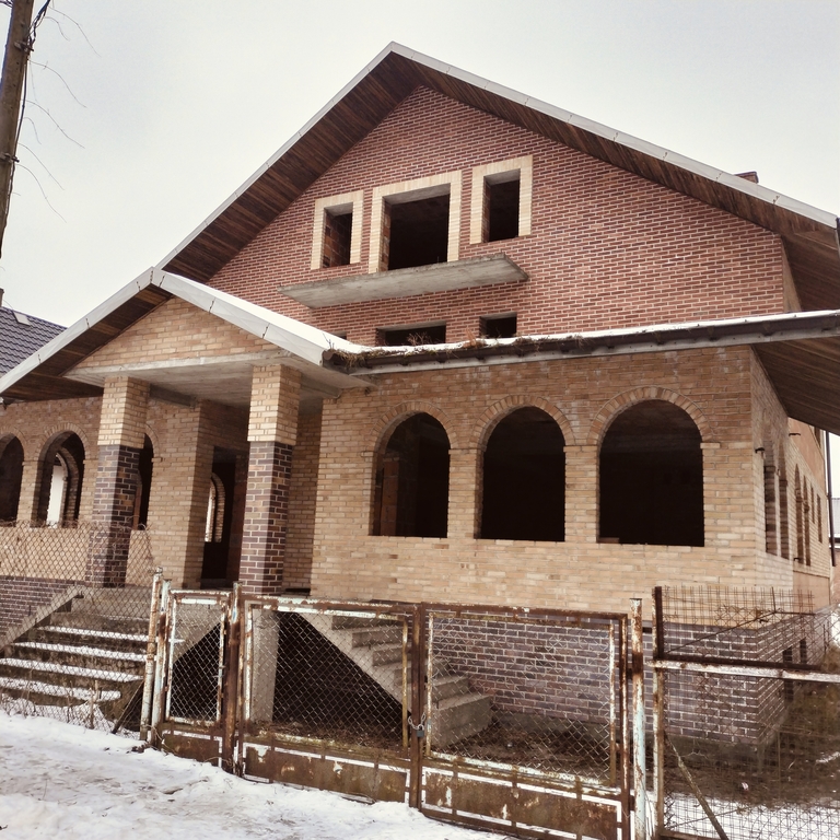 Działka inwestycyjna z budynkiem stan surowy