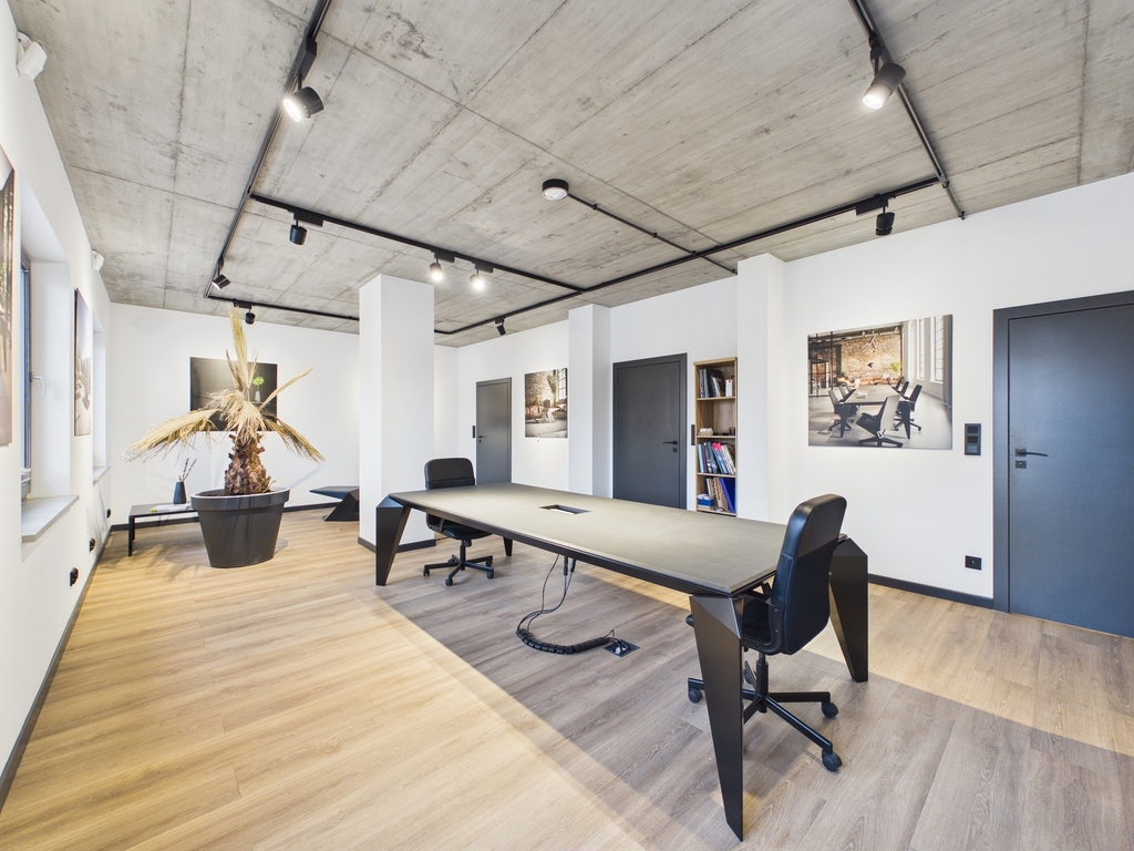 2 gabinety, open space, teren ogrodzony, 94,42m²