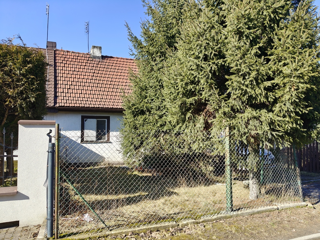 Dom z pozwoleniem na przebudowę / działka 902m2