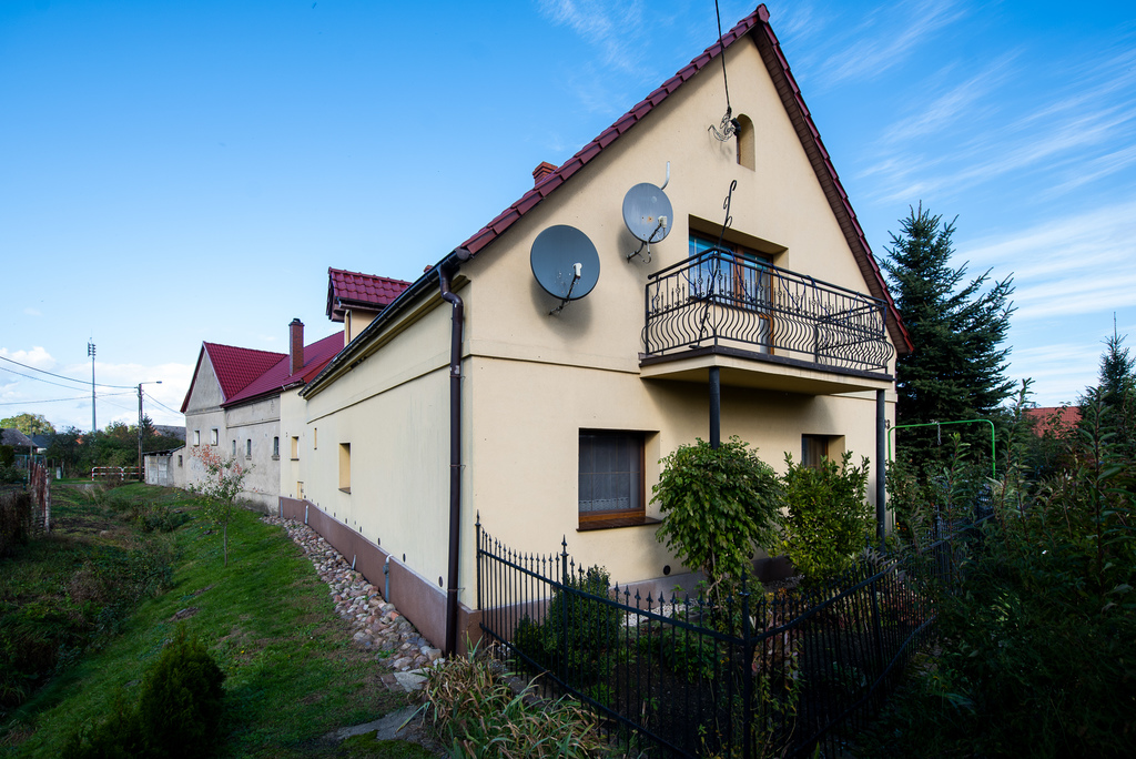 Dom z zabudowaniami gospodarczymi w Retkowie,