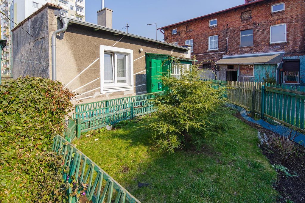 Dom w mieście z ogrodem, garażem nad morzem