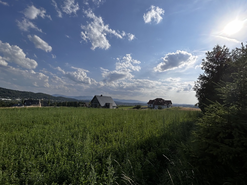 Działka z widokiem na panoramę gór.