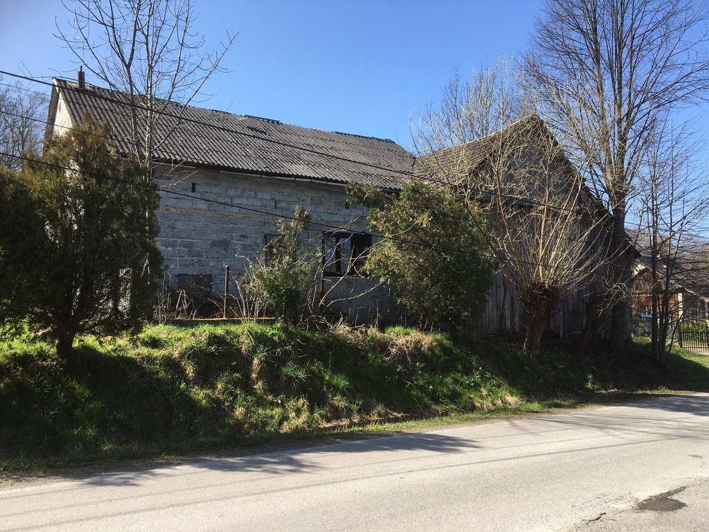 Kobyle-mały domek za zabudowaniami gospodarczymi