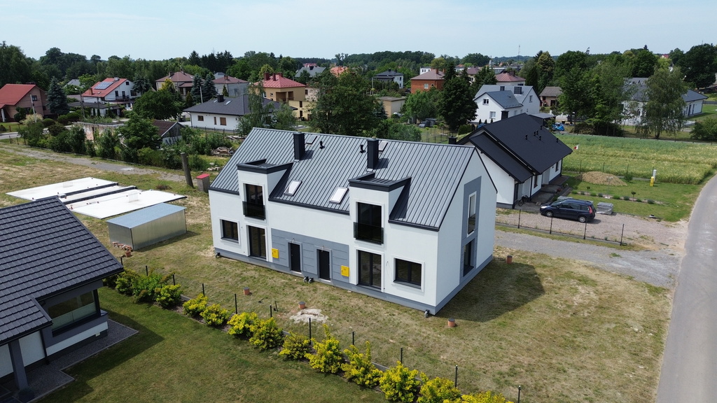 DOM W ZABUDOWIE BLIŹNIACZEJ / Czermin / 131 M2