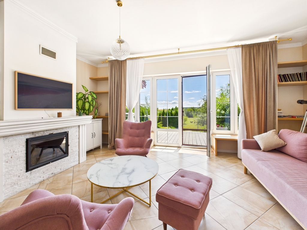 Dom na działce z linią brzegową i pomostem