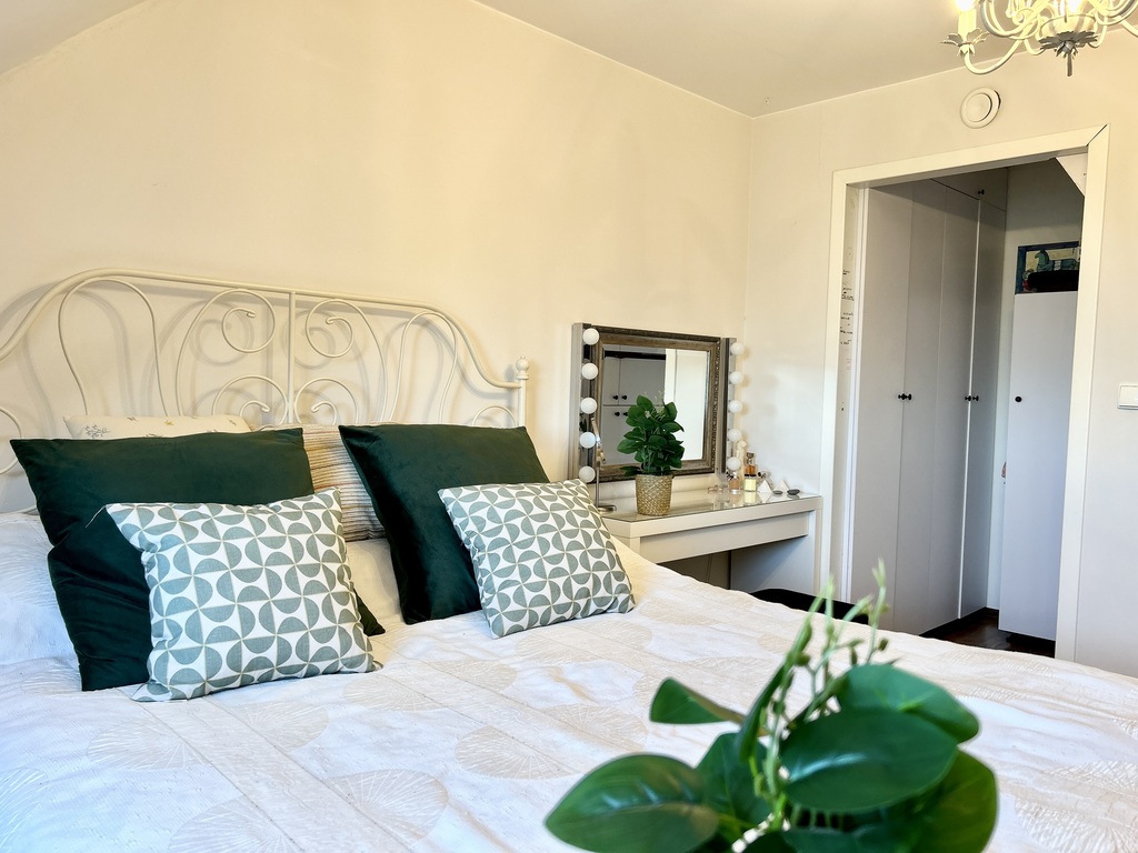 Słoneczne i eleganckie dwupoziomowe mieszkanie.