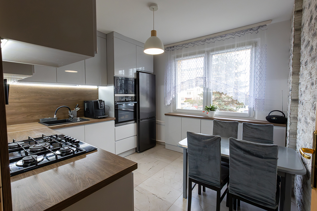 4 pokojowe mieszkanie na osiedlu - Żarów