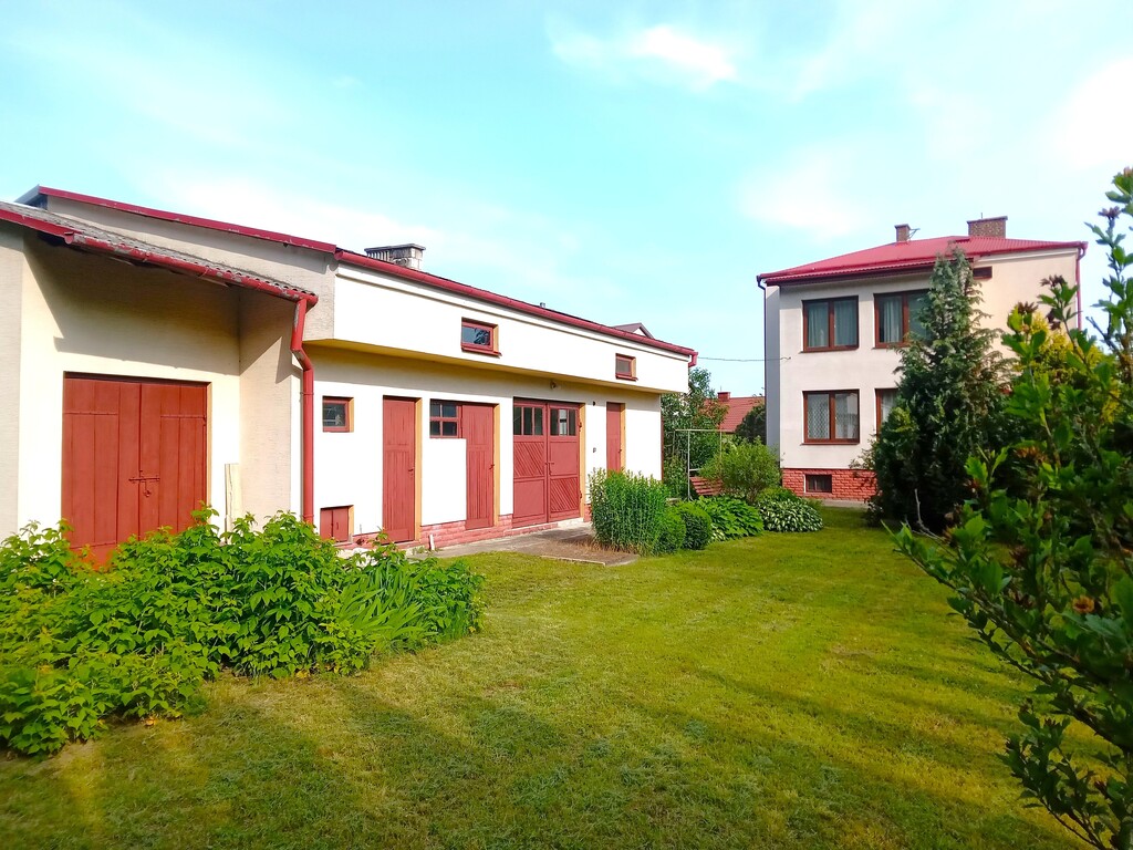 Dom z budynkiem gospodarczym przy lesie