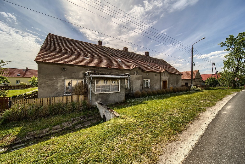 Działka zabudowana domem i budynkami gospodarczymi