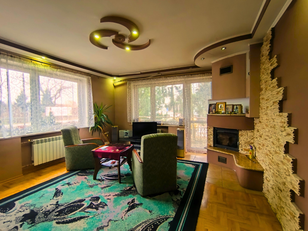 Duży piętrowy dom w dobrej lokalizacji