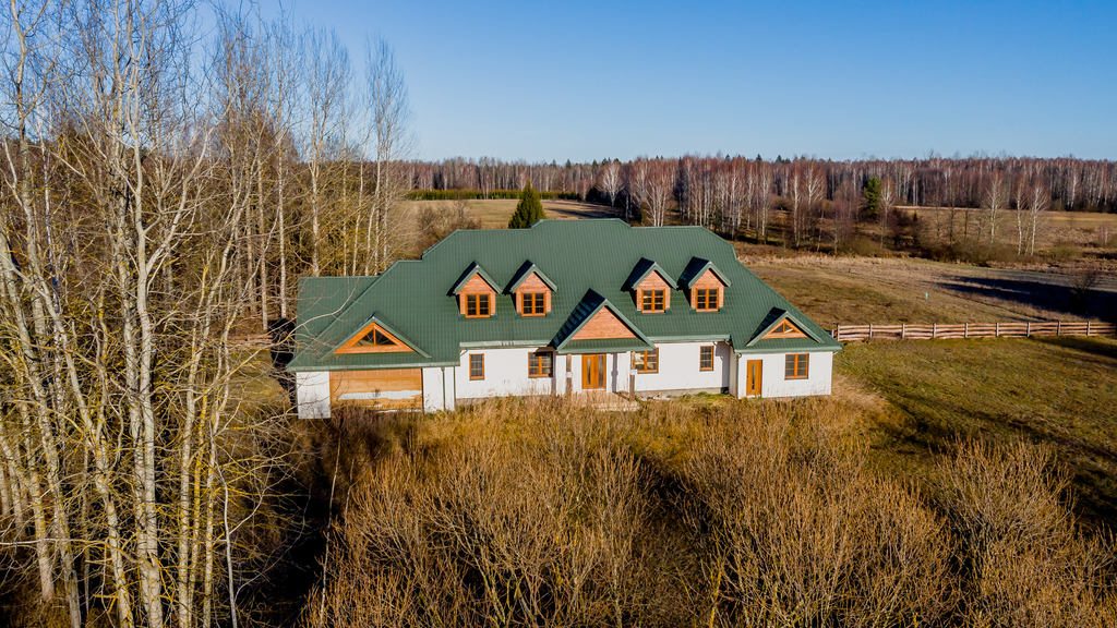 Dom na skraju Puszczy Białowieskiej.