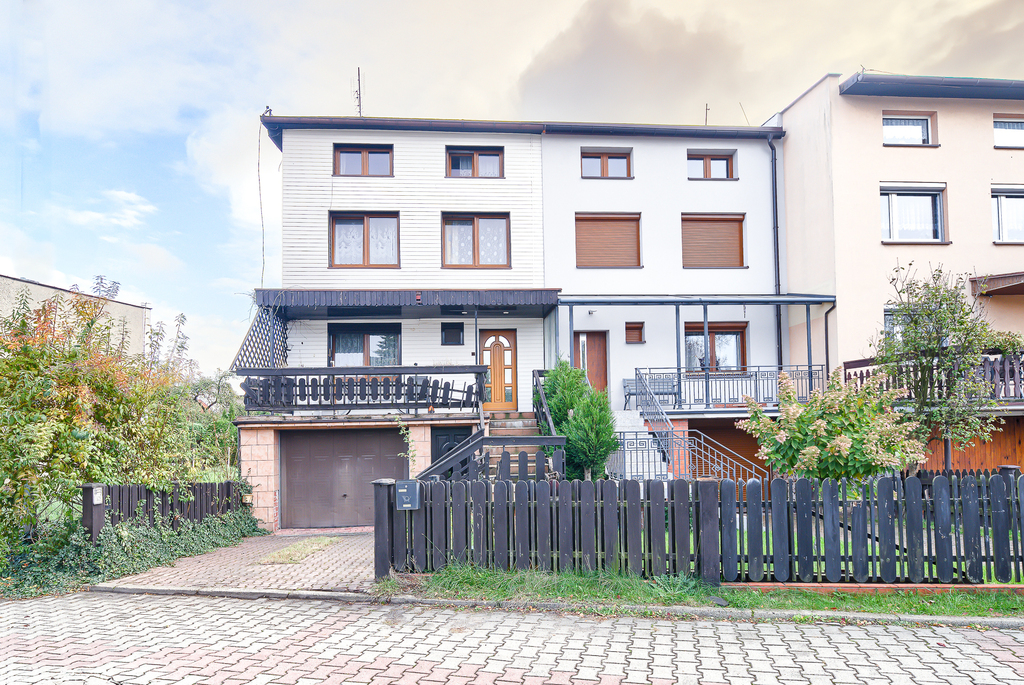 Dom w zabudowie szeregowej z ogródkiem i tarasem