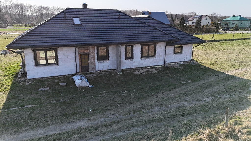 Dom w stanie surowym zamkniętym – Zarzecze