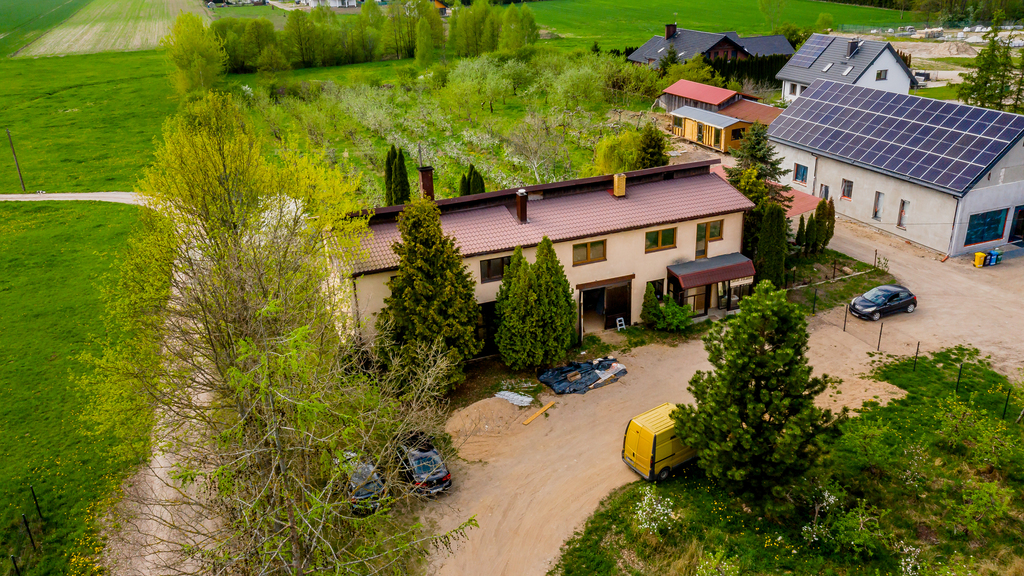 Budynek gospodarczy z funkcją mieszkalną.