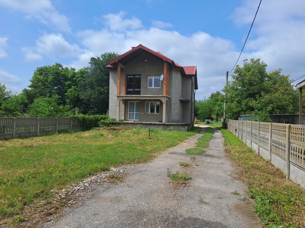 Przestronny dom w spokojnej okolicy.