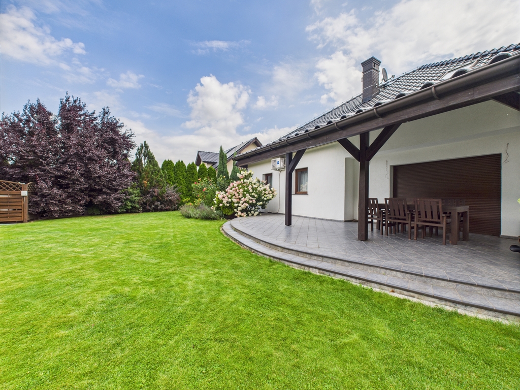 Dom, wysoki standard, 2 garaże, duża działka