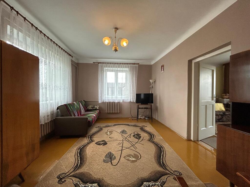 Siedlisko z budynkami gospodarczymi i 1,6 ha ziemi