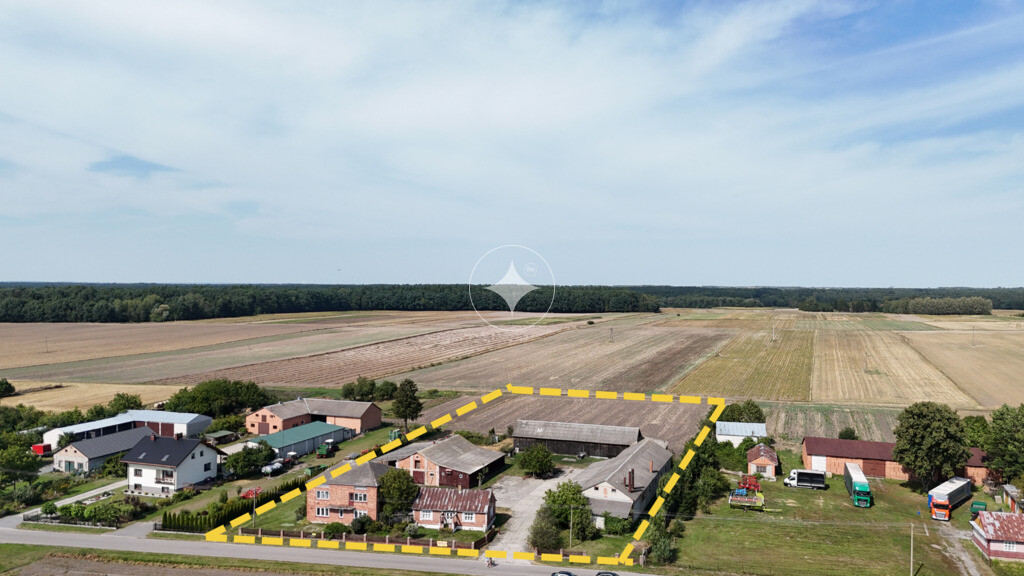 Budynki gospodarcze i dom w Mołożowie