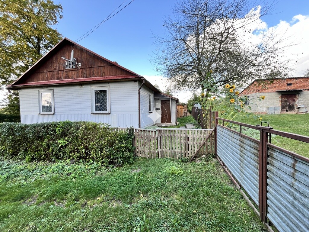 Zadbane siedlisko z domem do wprowadzenia.