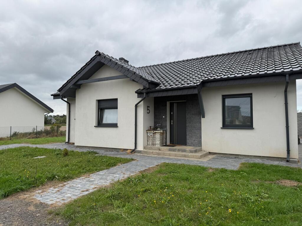 Wolnostojący dom, niedaleko Jeziora