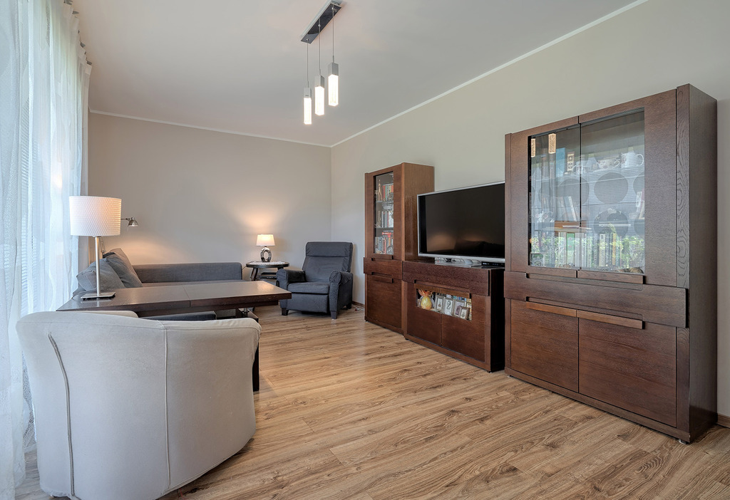 2 pokoje z oddz. kuchnią i ogrodem / hala