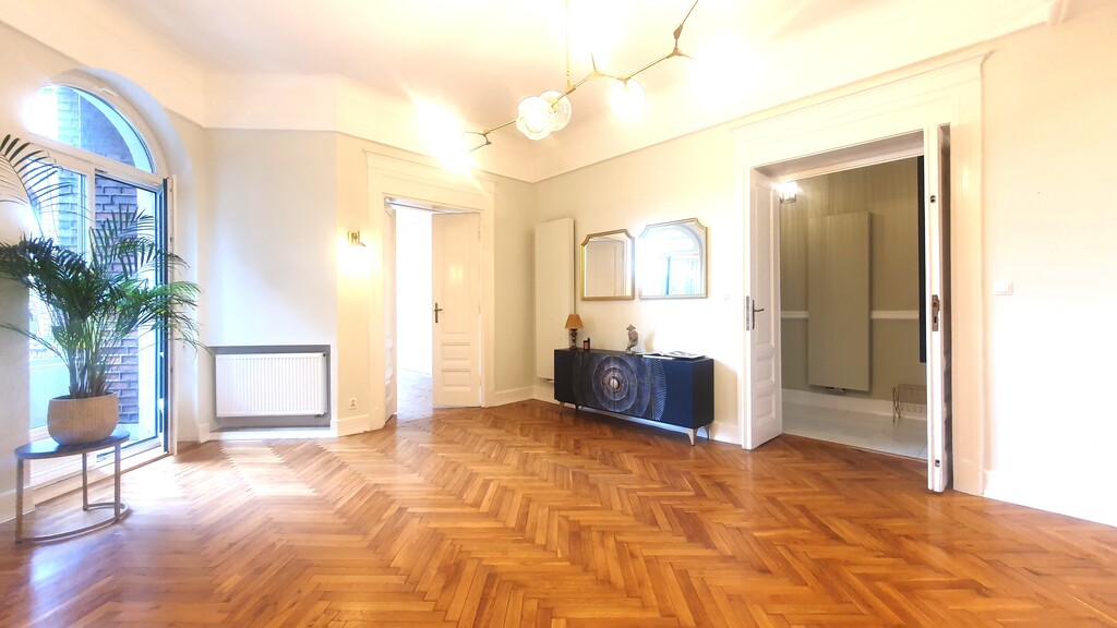 103 m2,  lokal w kamienicy blisko Dworca PKP