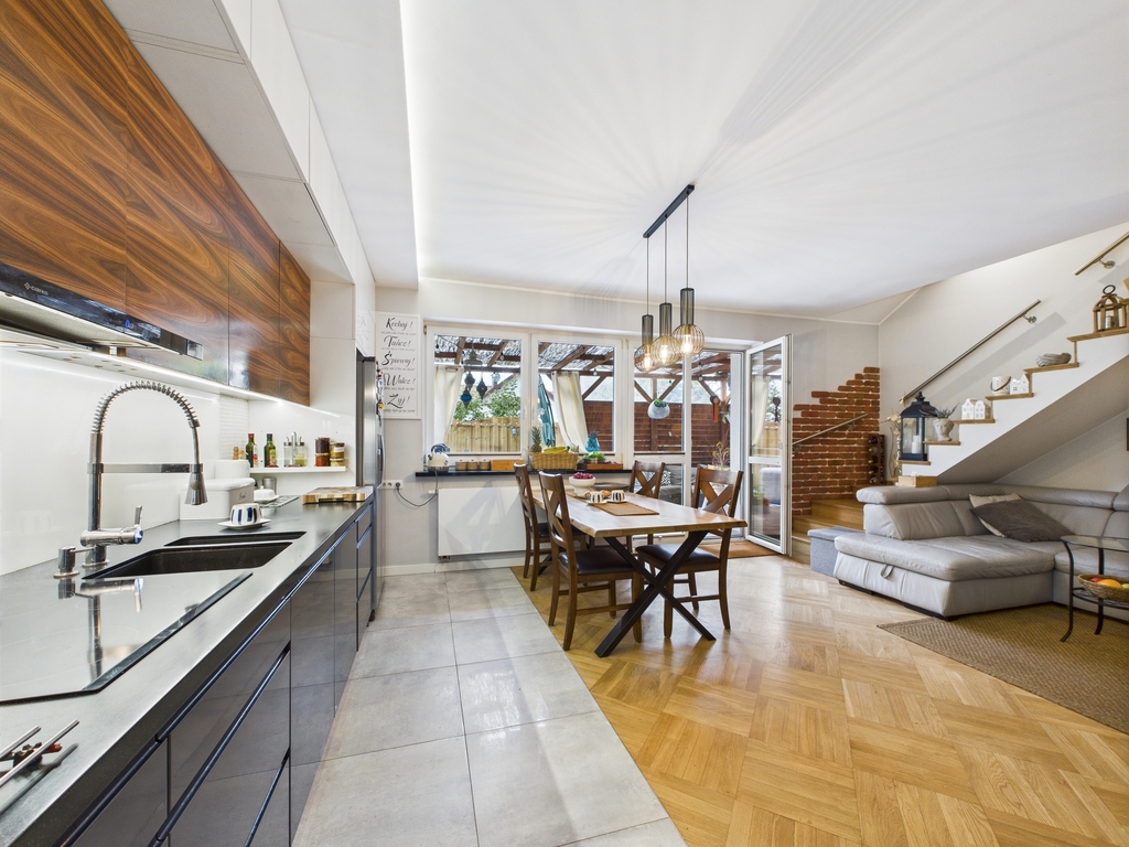 Dom z przepięknym ogrodem i tarasem z jacuzzi.