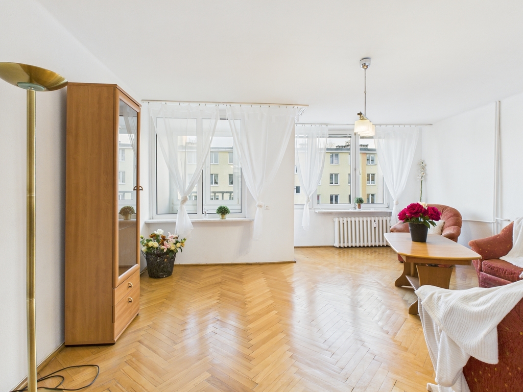 3 pokoje z oddzielną kuchnią i balkonem