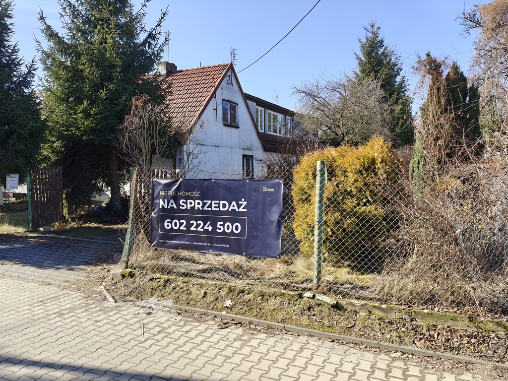 Dom z pozwoleniem na przebudowę / działka 902m2