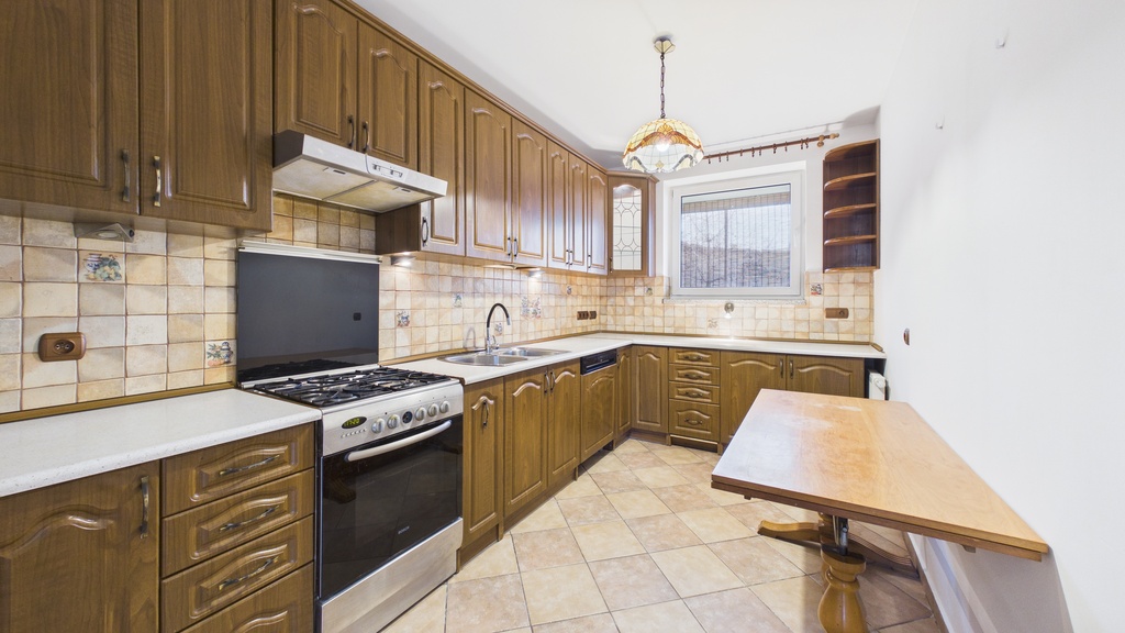 3 pok. 60 m2 z dwoma  miejscami post. Trawiasta