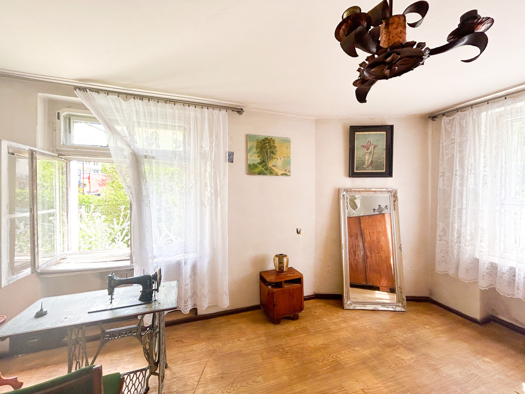 Słoneczne mieszkanie z ogródkiem do remontu.