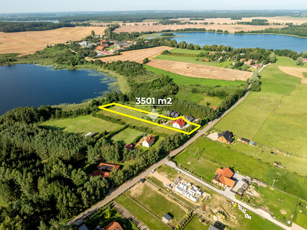 Dom na działce z linią brzegową i pomostem