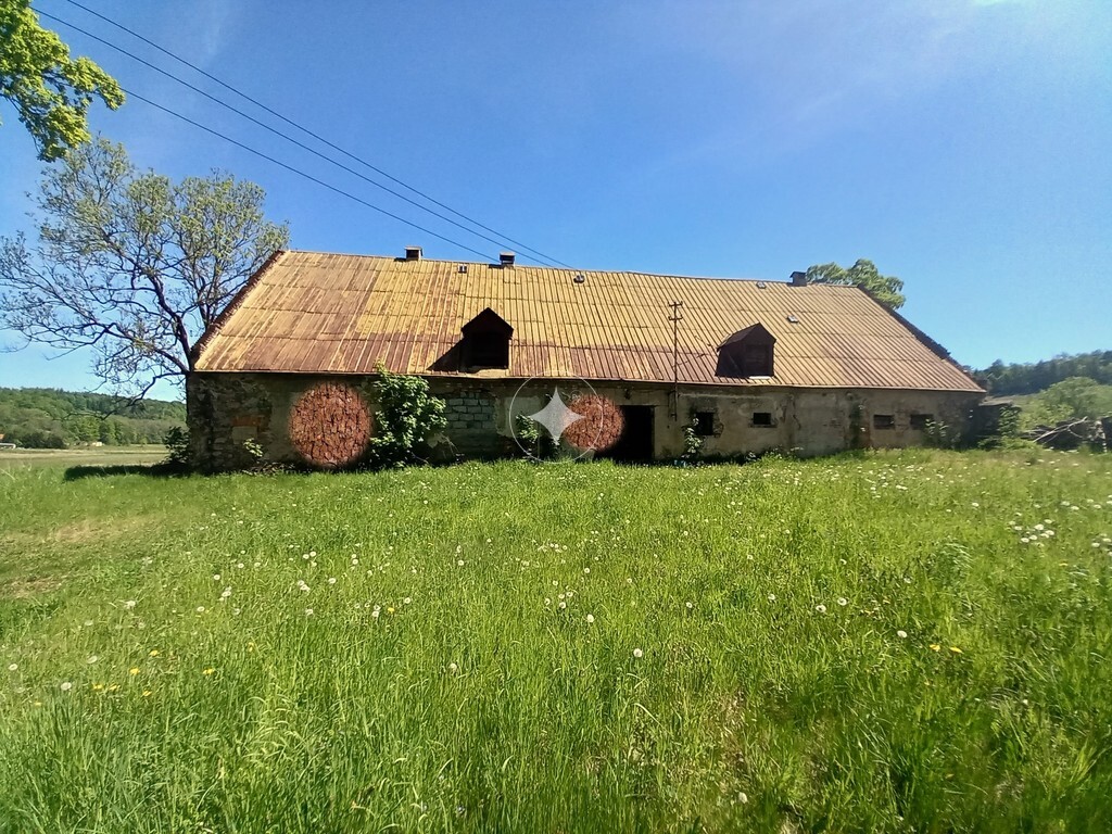 Stary kamienny dom na wsi u podnóża Karkonoszy.