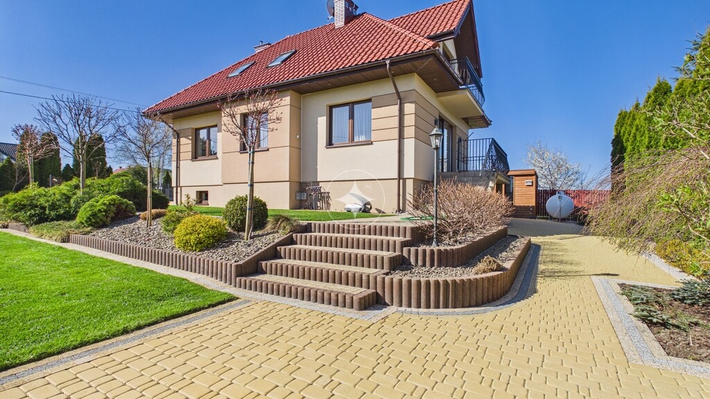 Komfortowy dom z zadbanym ogrodem w Giełczynie