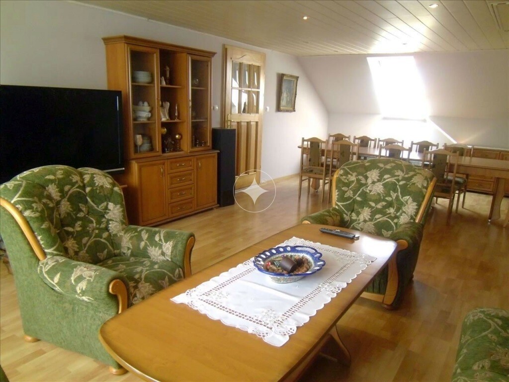 Dom z garażem i ogrodem