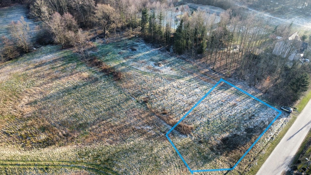 Działka pod zabudowę mieszkaniową lub usługową.