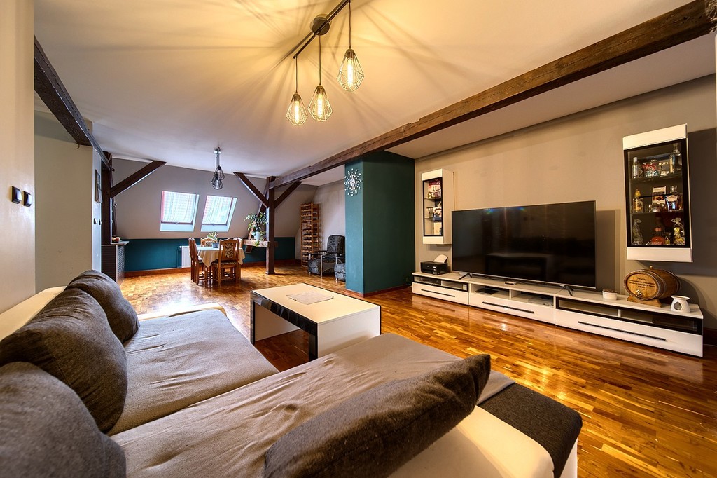 Czteropokojowe mieszkanie na poddaszu w kamienicy.