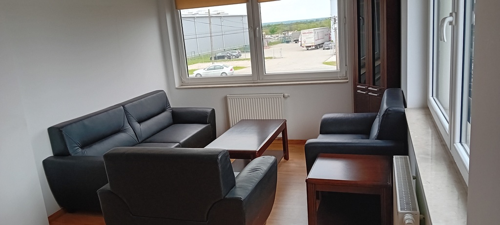 Lokale biurowe w strefie przemysłowej w Rzezawie