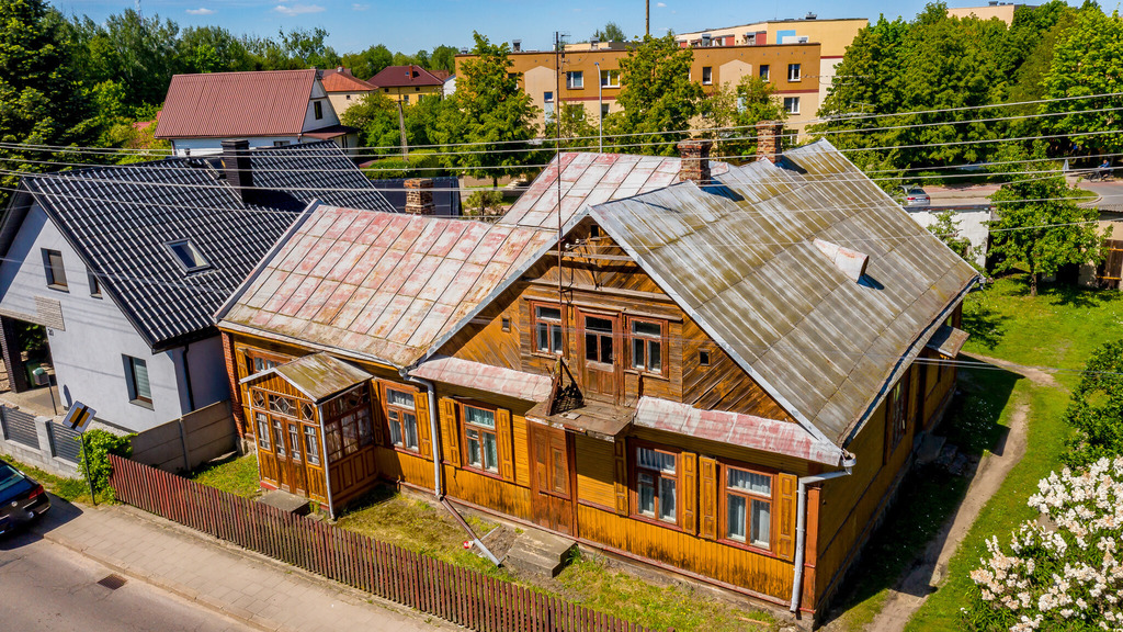 Dom w tradycyjnej zabudowie drewnianej. Hajnówka.