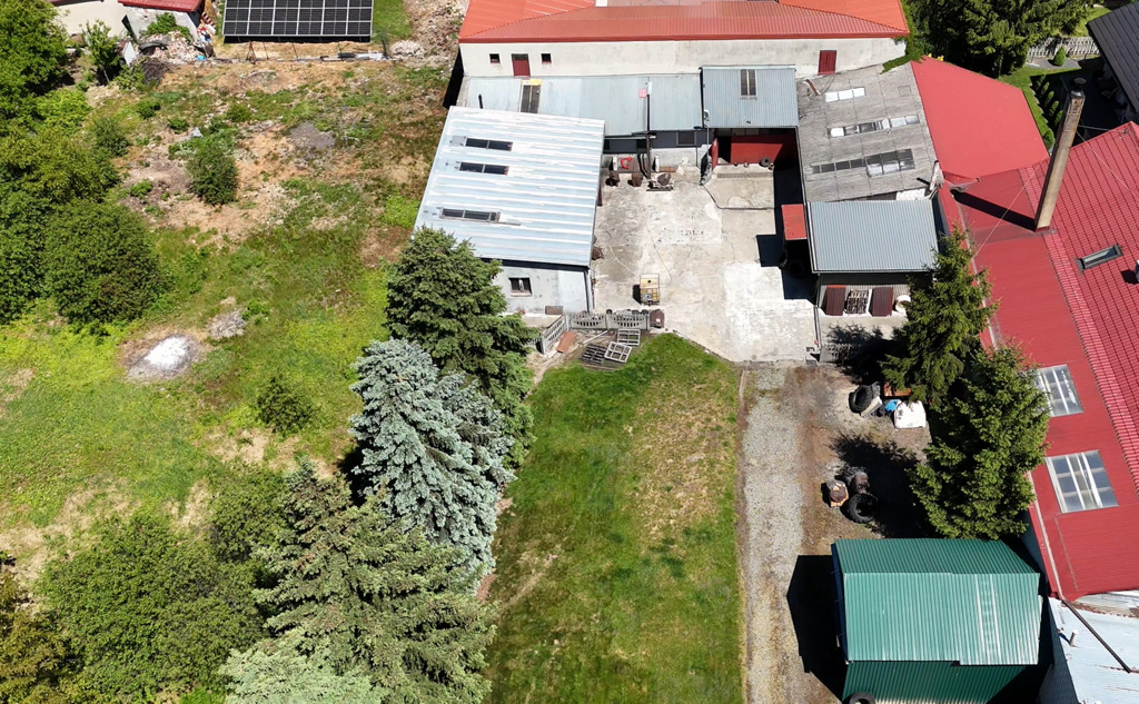 Obiekt garażowo-magazynowy na przestronnej działce