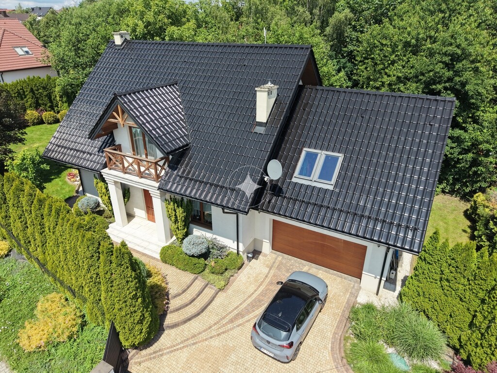 Przestronna Rezydencja w Rzeszotarach | 241 m² |
