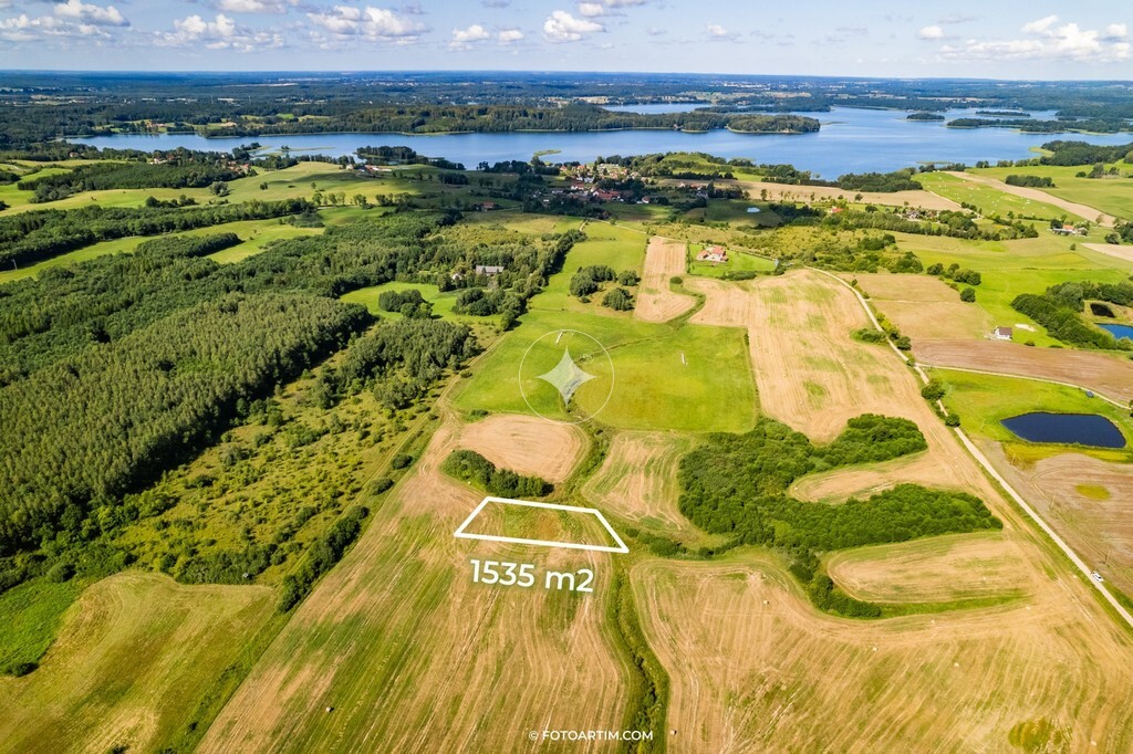 Działka z plażą nad jeziorem Narie