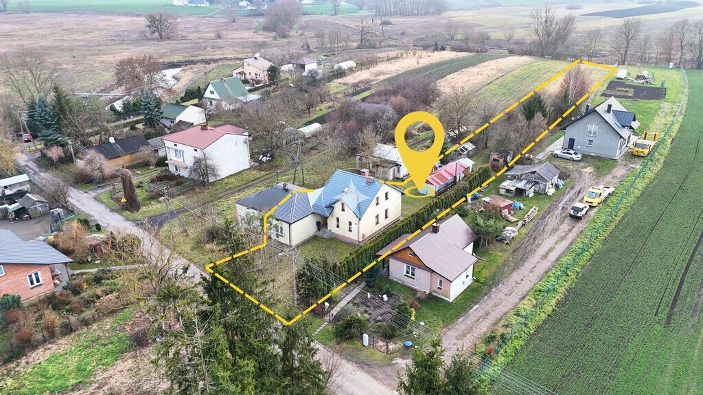 Dom przy spokojnej ulicy, nad rzeką.